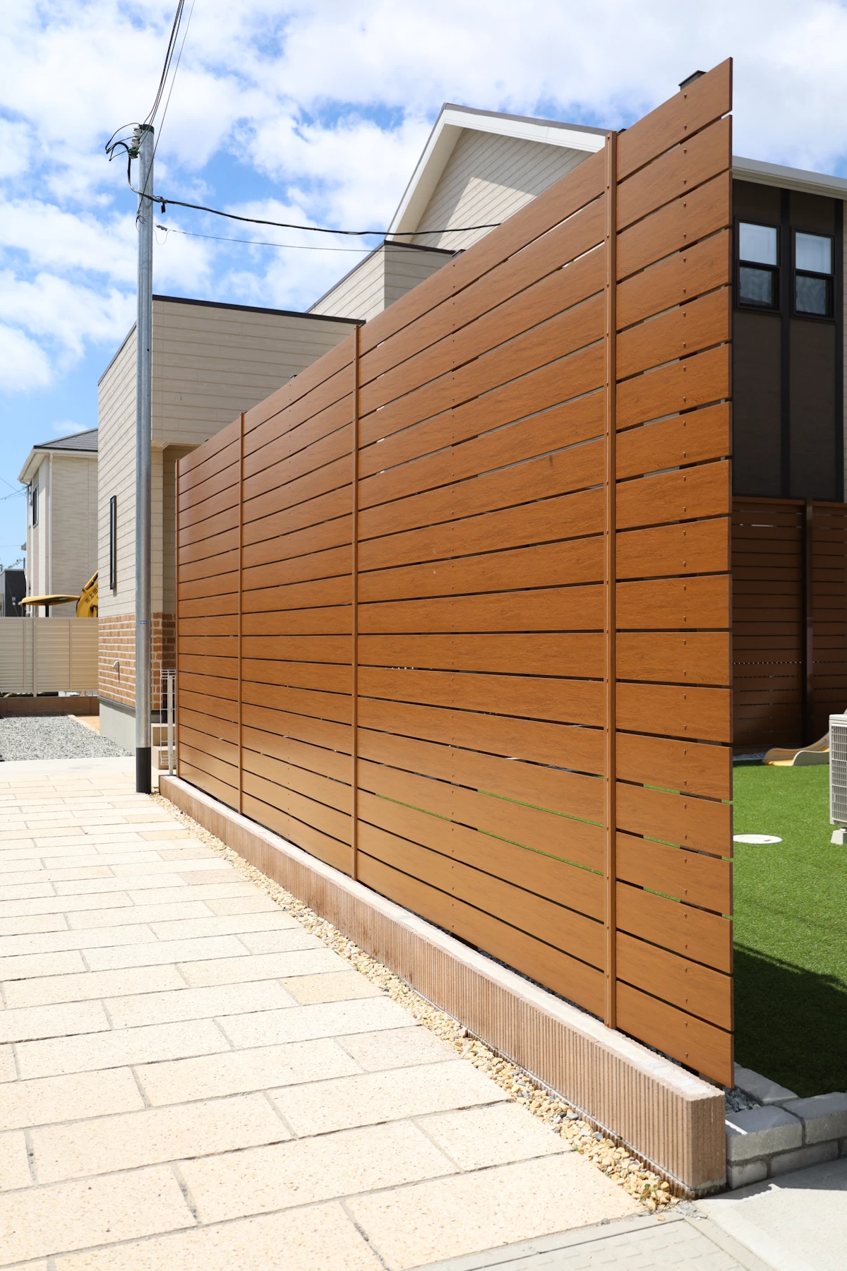 庭のプライバシーを守る高さ2.4mの目隠しフェンス。F&F「マイティウッドフェンス プレミアム」の施工例。