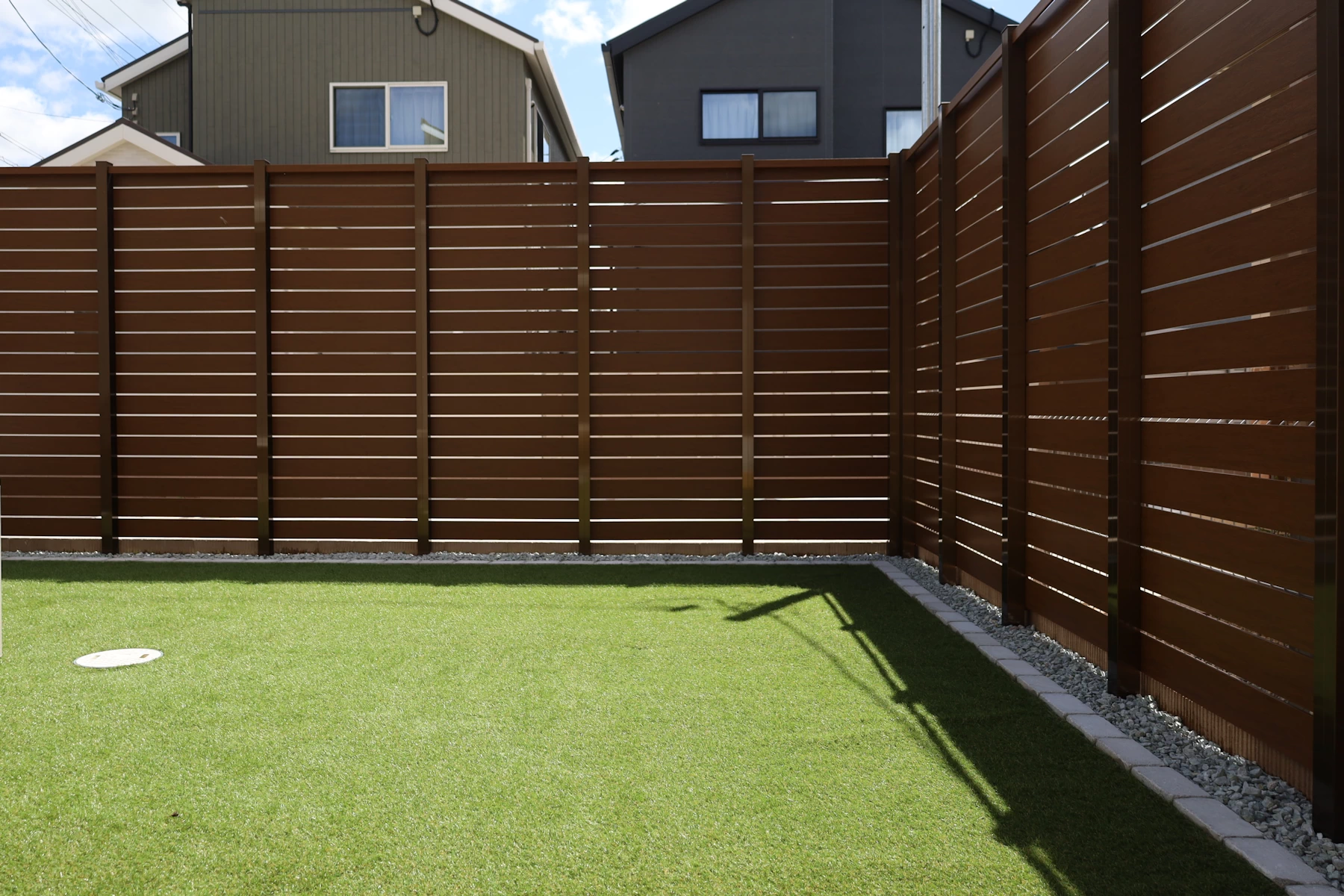 庭から外の眺めは、2.4mのフェンスでしっかりと周りからの目隠し効果で安心して過ごせる外構。