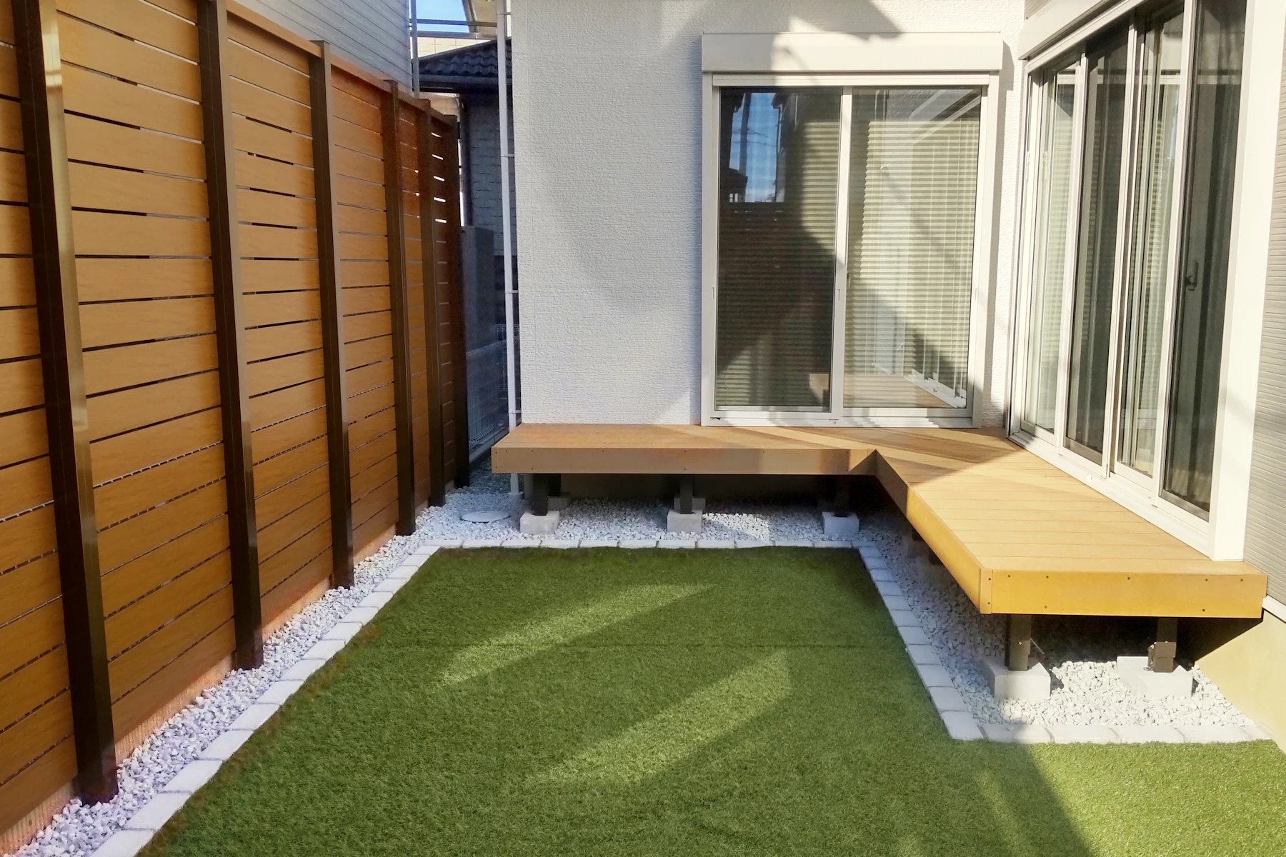 姫路の新築外構施工例。LIXILウッドデッキ「樹ら楽ステージ」のL字設置した人工芝の庭。